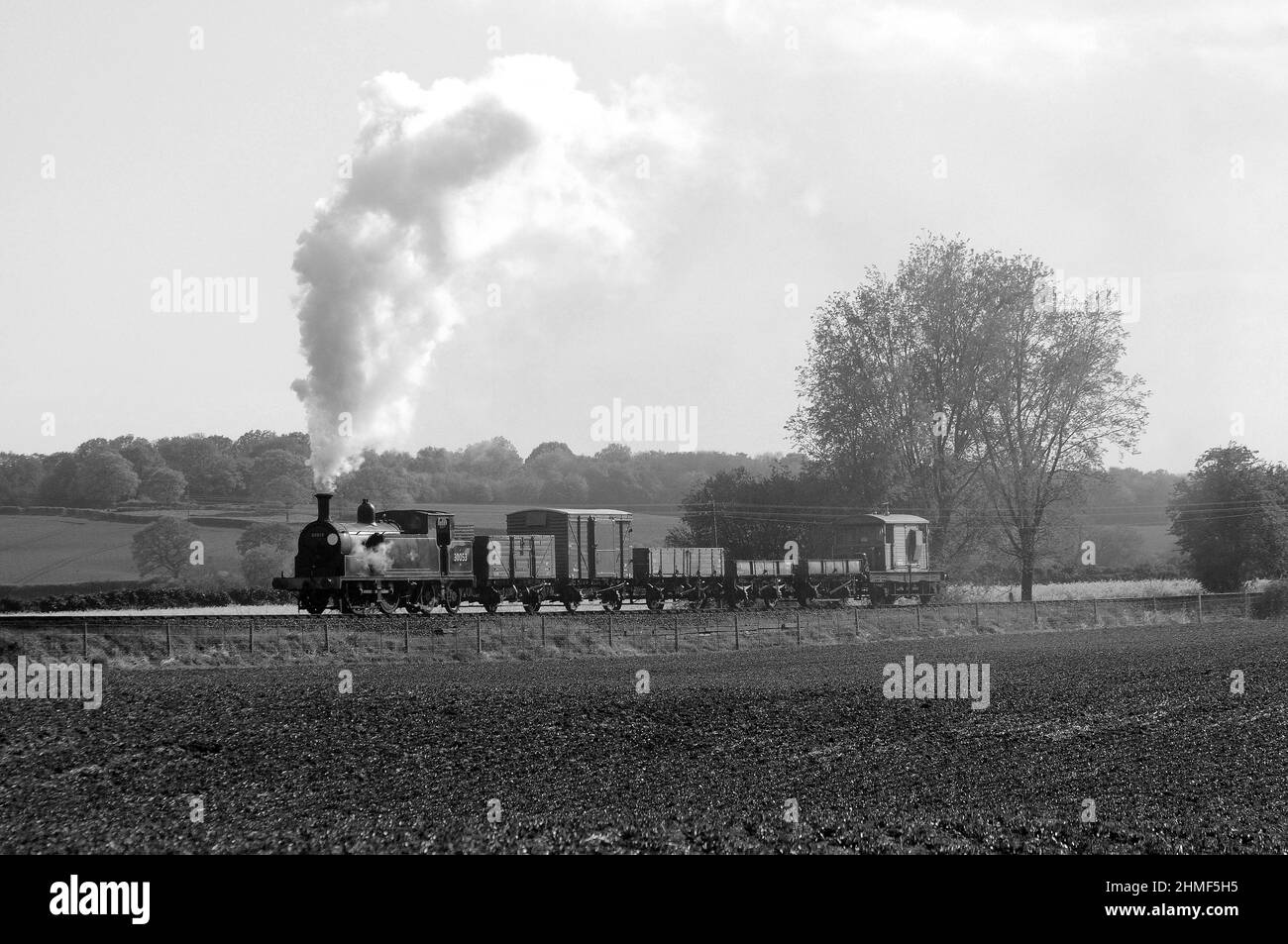 '30053' e un treno merci corto. Visto qui tra Northiam e Wittersham Road. Foto Stock