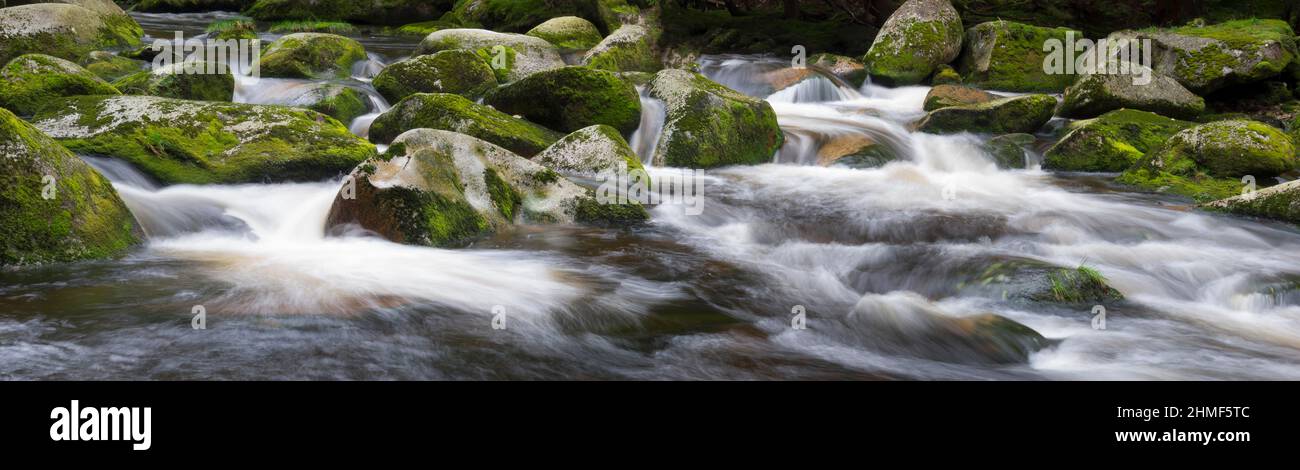 Lunga esposizione, fiume che scorre su pietre, fiume Vydra, Antigl, Okres Klatovy, Plzensky kraj, Sumava, Repubblica Ceca Foto Stock