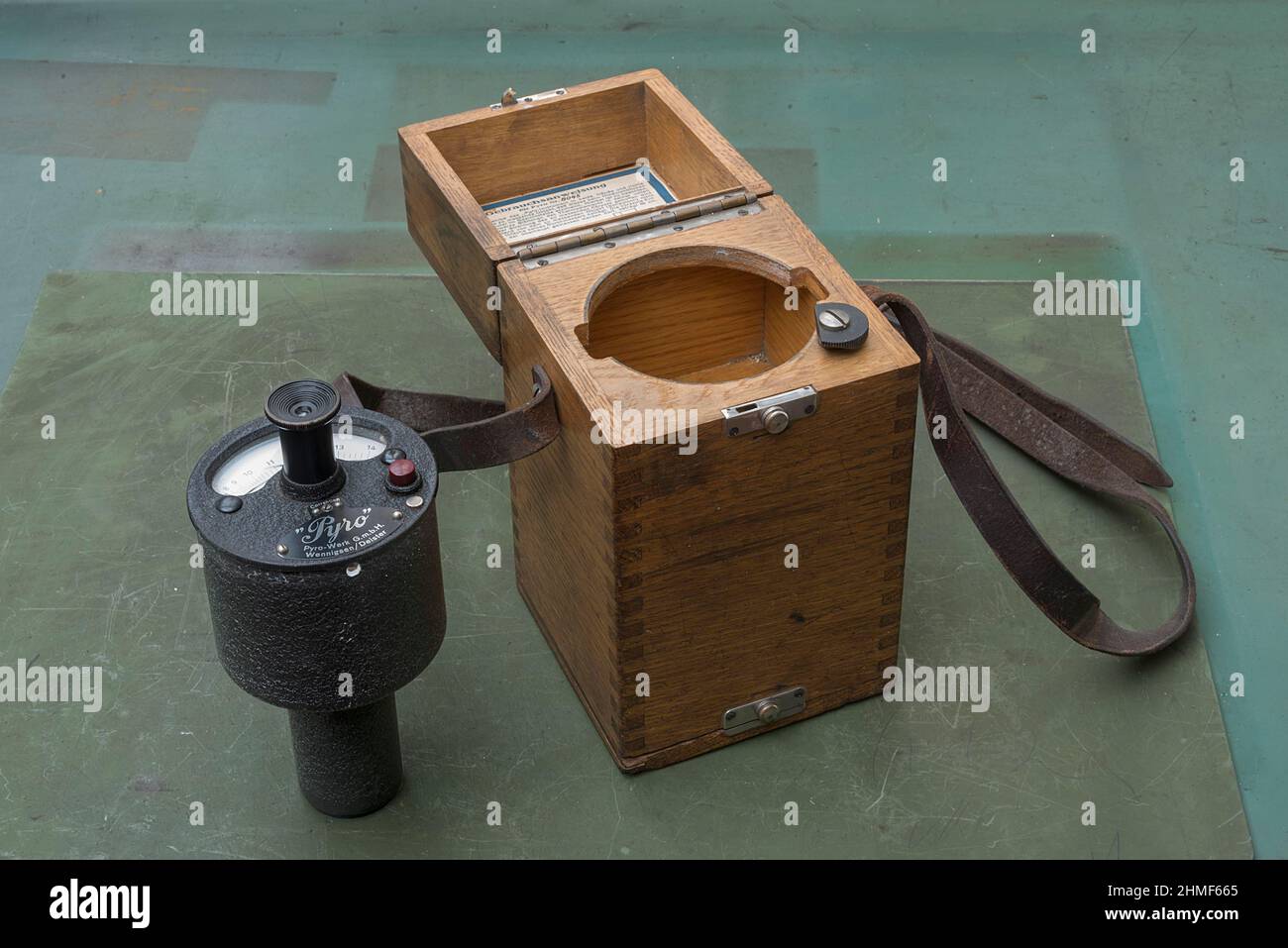 Dispositivo di misurazione della temperatura di una ex fabbrica di valvole, oggi museo industriale, Lauf an der Pegnitz, Franconia media, Baviera, Germania Foto Stock