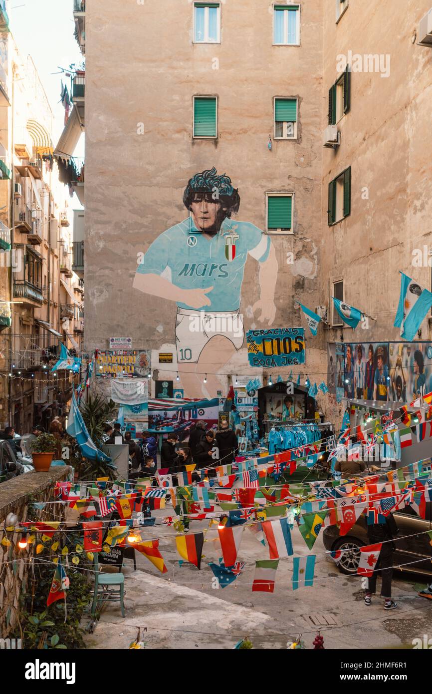 Napoli, Italia, 23 gennaio 2022: La famosa Street art di Diego Armando  Maradona nel centro di Napoli Foto stock - Alamy