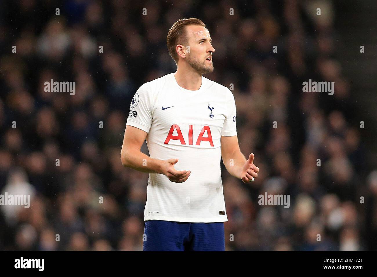 Londra, Regno Unito. 09th Feb 2022. Harry Kane di Tottenham Hotspur guarda sopra. Premier League Match, Tottenham Hotspur v Southampton al Tottenham Hotspur Stadium di Londra mercoledì 9th febbraio 2022. Questa immagine può essere utilizzata solo a scopo editoriale. Solo per uso editoriale, licenza richiesta per uso commerciale. Nessun uso in scommesse, giochi o un singolo club/campionato/player pubblicazioni. pic di Steffan Bowen/Andrew Orchard sport fotografia/Alamy Live news credito: Andrew Orchard sport fotografia/Alamy Live News Foto Stock