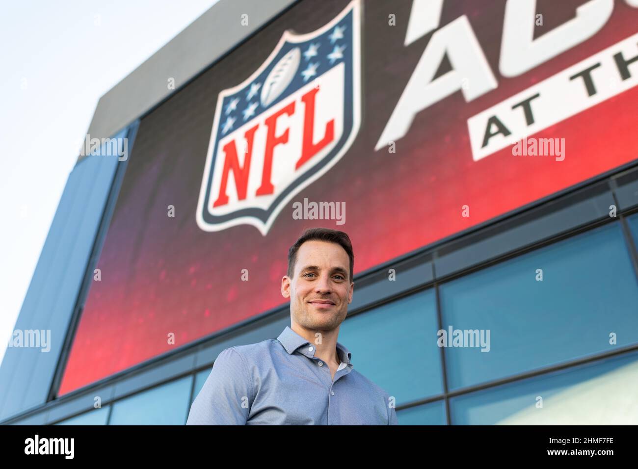 Inglewood, Stati Uniti. 09th Feb 2022. Alexander Steinforth, capo tedesco della NFL, si trova ai margini di una conferenza stampa del capo della NFL Roger Goodell, fuori dalla sede centrale della NFL Network di Inglewood. La città a sud di Los Angeles ospita il Super Bowl LVI. Credit: Maximilian Haupt/dpa/Alamy Live News Foto Stock