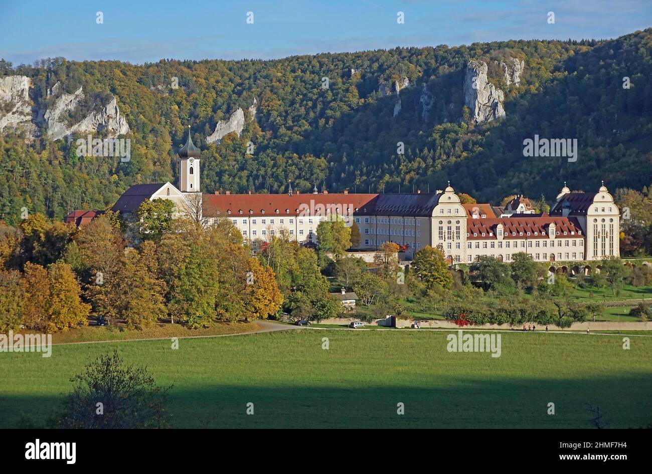 Vista dell'abbazia benedettina di San Martino, Monastero di Beuron, Danubio superiore, Valle del Danubio, Contea di Sigmaringen, Baden-Wuerttemberg, Germania Foto Stock