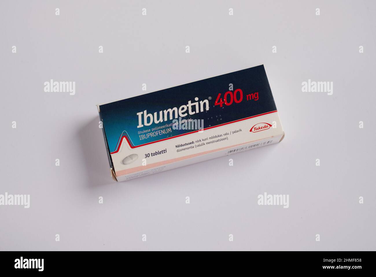 Tallinn, Estonia - 02.08.2022: Ibumetin ibuprofenum compresse di Takeda per febbre e dolore lieve come mal di testa, mal di denti, crampi mestruali articolari e. Foto Stock