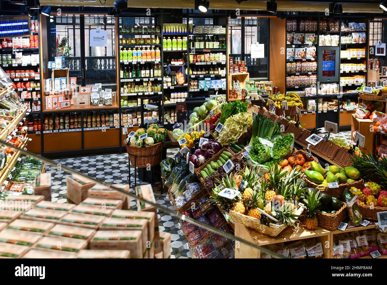 All'interno del negozio di alimentari Fiorfood Coop con frutta, verdura e prodotti tipici della Galleria San Federico, Torino, Piemonte, Italia Foto Stock