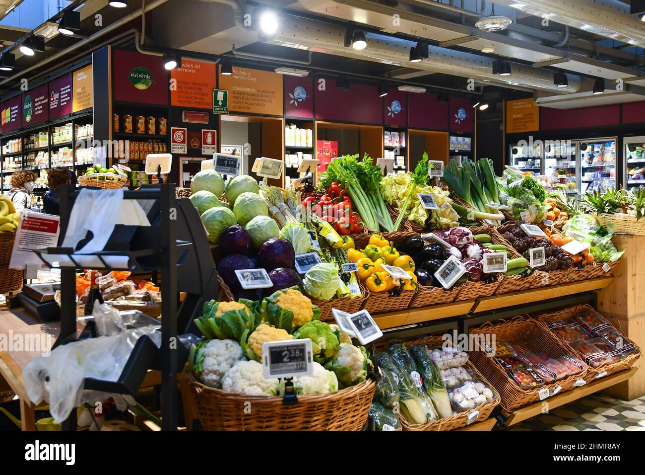All'interno del negozio di alimentari Fiorfood Coop con frutta, verdura e prodotti tipici della Galleria San Federico, Torino, Piemonte, Italia Foto Stock