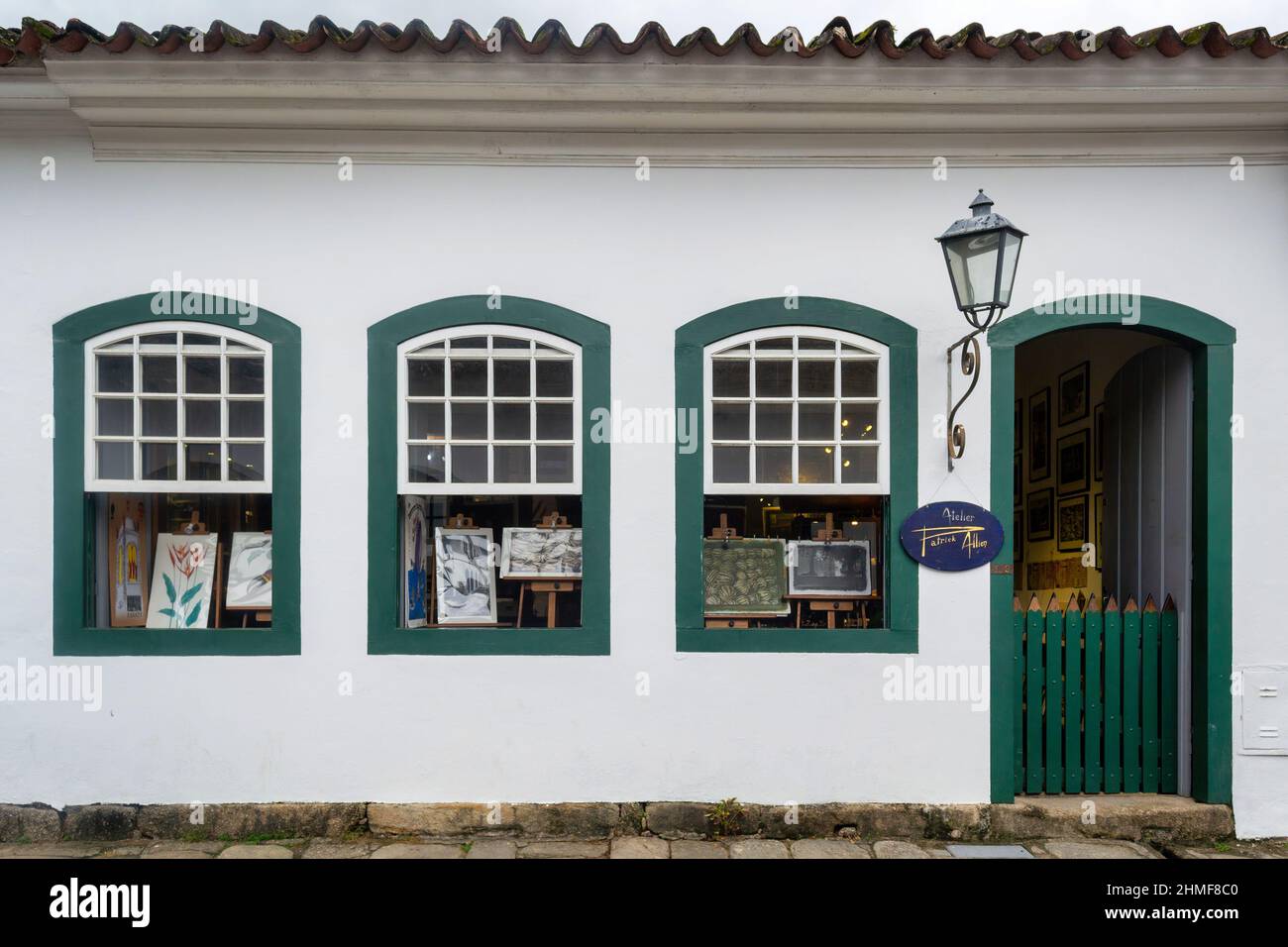 L'Atelier Patrick Allien sorge in un antico edificio a Paraty. Paraty è un villaggio coloniale in stile portoghese che è un'importante attrazione turistica Foto Stock