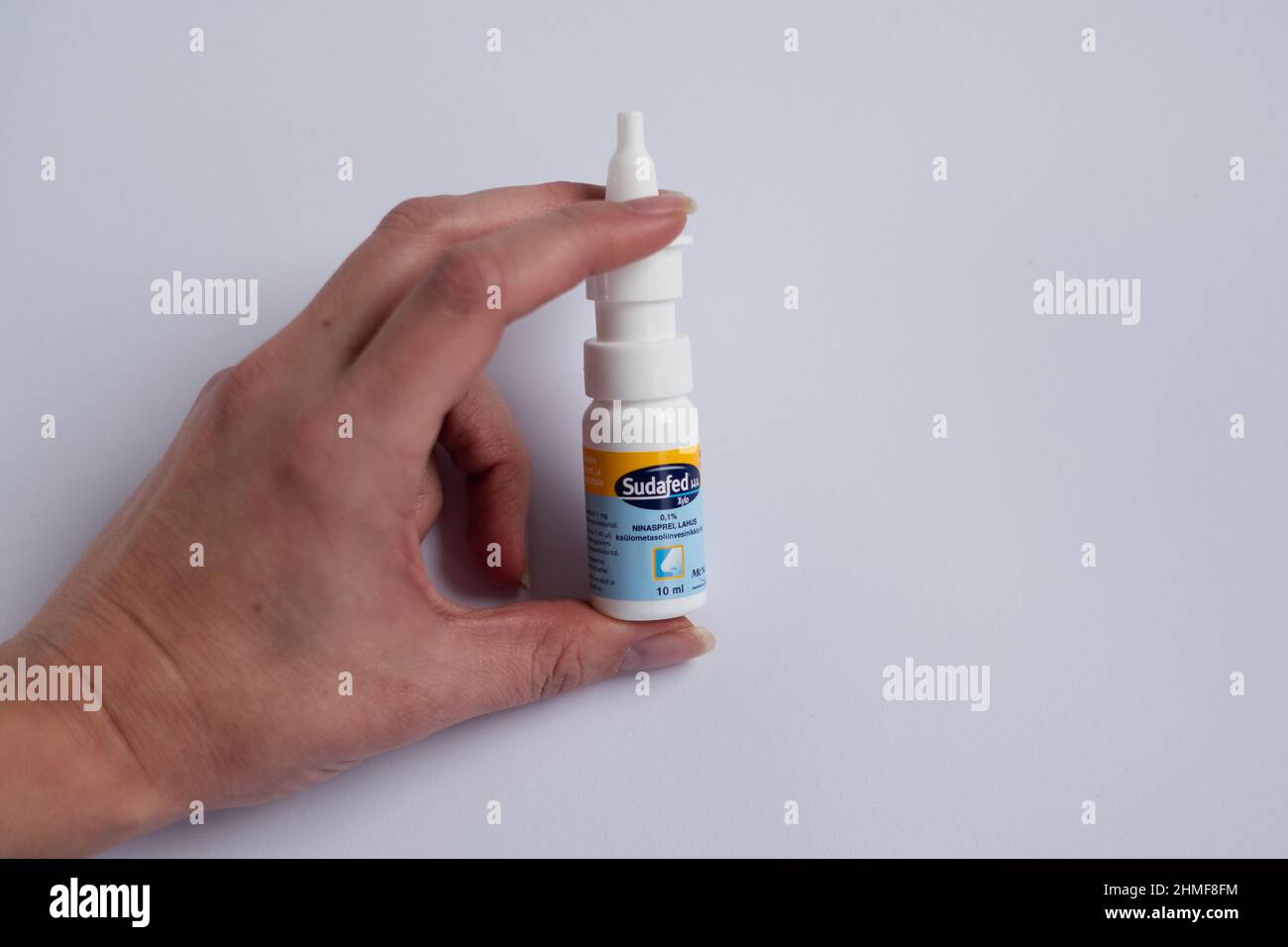 Tallinn, Estonia - 02.08.2022: Spray nasale al cloridrato di xylometazolina Sudafed di McNeil Healthcare per liberare il naso e le cavità ostruite a causa del freddo, Foto Stock