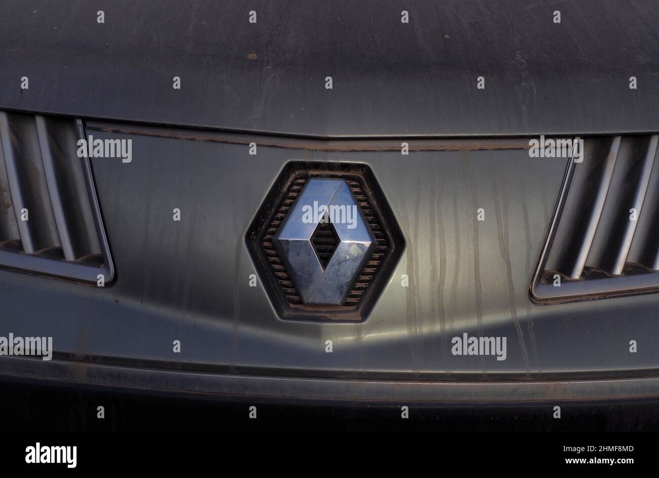 Logo Renault CAR su pannello frontale sporco con calandra, vista dettagli, rottami auto, deposito rottami, riciclaggio metalli, riutilizzo dei metalli di scarto, riciclaggio dei metalli Foto Stock