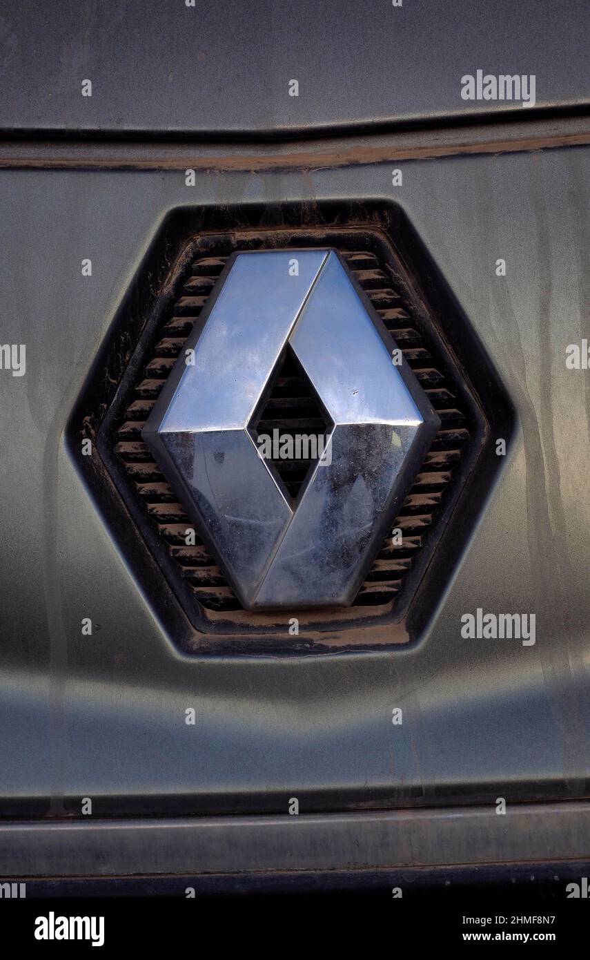 Logo della vettura Renault su pannello frontale sporco, vista dettagliata, rottami, deposito scarti, riciclaggio metalli, riutilizzo di rottami metallici, riciclaggio di metalli, sostenibilità Foto Stock