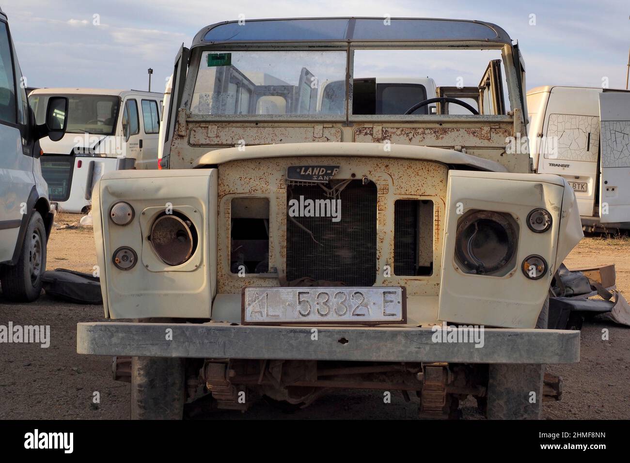 Vista frontale della Land Rover rottamata beige, veicolo fuoristrada inglese, auto storica, riciclaggio dei metalli, riciclaggio dei metalli rottamati, riciclaggio dei metalli Foto Stock