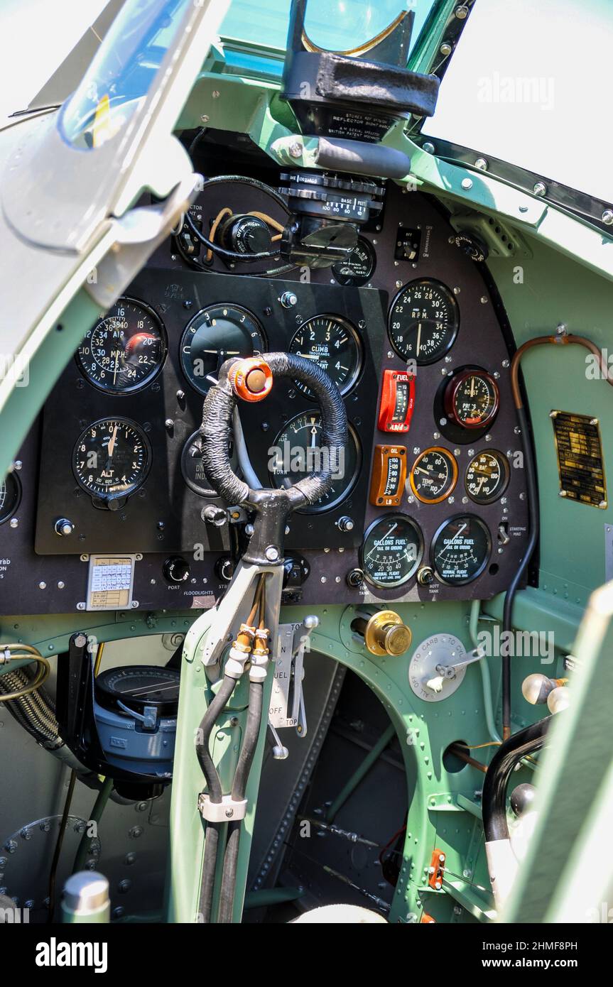 Pozzetto di un aereo da caccia Supermarine Spitfire Mk.i della seconda guerra mondiale. Cruscotto, colonna di controllo, pulsante di accensione della pistola, attivazione. Quadranti, indicatori Foto Stock