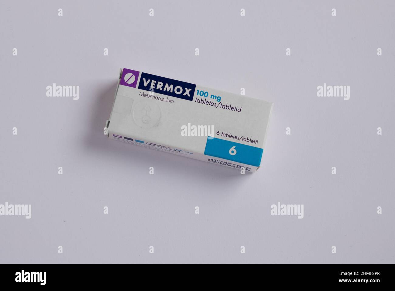 Tallinn, Estonia - 02.08.2022: Vermox mebendazole compresse di Janssen Pharmaceutica per il trattamento delle infezioni da verme. Foto Stock