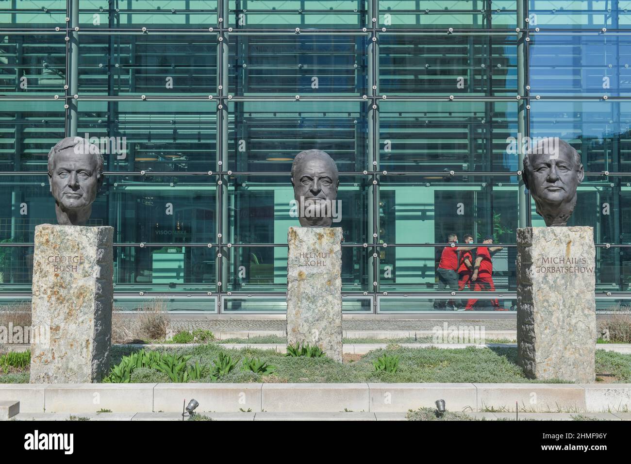 Busti del presidente George Bush, Helmut Kohl, Mikhail Gorbachev, Axel-Springer-Verlag, Axel-Springer-Strasse, Kreuzberg, Berlino, Germania Foto Stock