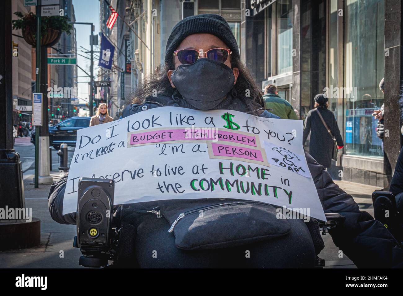 USA. 09th Feb 2022. I membri del Downstate New York ADAPT si sono riuniti al di fuori degli uffici del Consiglio di New York City al 250 di Broadway il 7 febbraio, 2022 come attivisti disabili in tutta New York non sono assolutamente d'accordo con il rifiuto dello Stato di passare le fatture A.5367 e S.5028 per abrogare le restrizioni mortali all'accesso alle cure domiciliare in mezzo alla pandemia COVID-19. (Foto di Erik McGregor/Sipa USA) Credit: Sipa USA/Alamy Live News Foto Stock