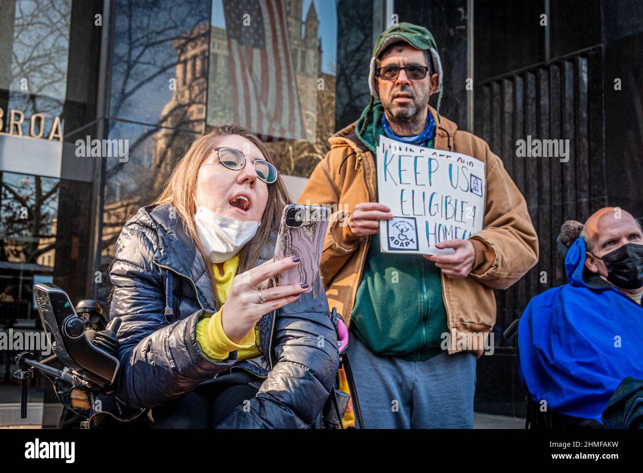 USA. 09th Feb 2022. I membri del Downstate New York ADAPT si sono riuniti al di fuori degli uffici del Consiglio di New York City al 250 di Broadway il 7 febbraio, 2022 come attivisti disabili in tutta New York non sono assolutamente d'accordo con il rifiuto dello Stato di passare le fatture A.5367 e S.5028 per abrogare le restrizioni mortali all'accesso alle cure domiciliare in mezzo alla pandemia COVID-19. (Foto di Erik McGregor/Sipa USA) Credit: Sipa USA/Alamy Live News Foto Stock