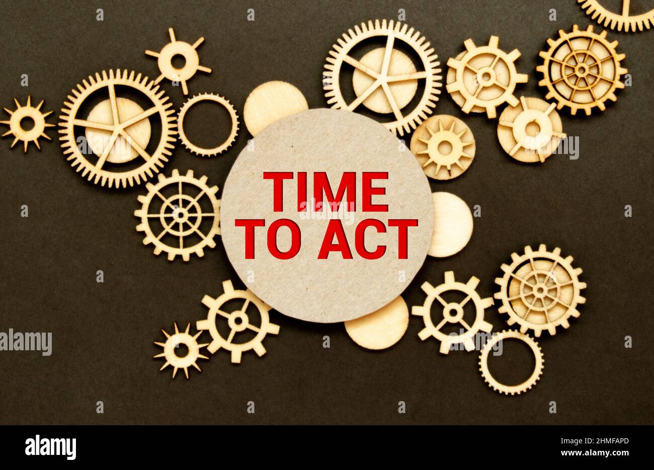 Flower in una pentola, calcolatrice, sveglia bianca, pezzi di carta multicolore e un notebook bianco con il testo TEMPO DI AGIRE sulla scrivania. Foto Stock