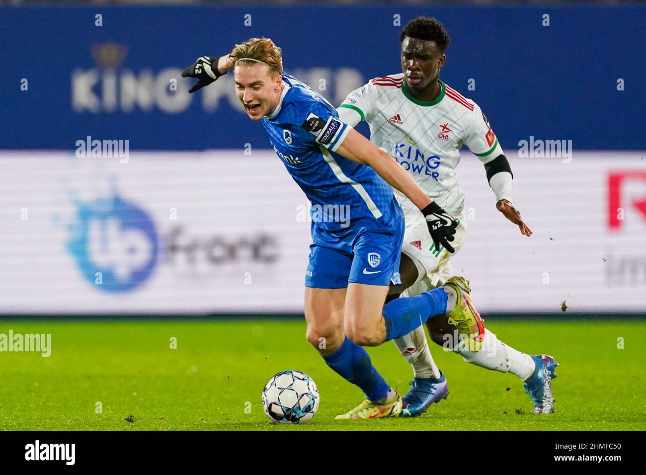 LEUVEN, BELGIO - FEBBRAIO 9: Kristian Thorstvedt di KRC Genk batte per la palla con Mandela Keita di OH Leuven durante la partita della Jupiler Pro League tra OH Leuven e KRC Genk al King Power allo stadio Den Dreef il 9 febbraio 2022 a Leuven, Belgio (Foto di Jeroen Meuwsen/Orange Pictures) Foto Stock