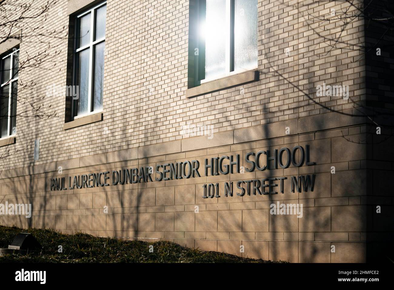 Washington, Stati Uniti. 9th Feb 2022. Foto scattata il 9 febbraio 2022 mostra la Dunbar High School a Washington, DC, Stati Uniti. La polizia a Washington, DC ha detto il mercoledì pomeriggio stanno indagando le minacce di bomba fatte a sei scuole intorno alla capitale degli Stati Uniti. Le scuole, compresa la Dunbar High School, sono attualmente in fase di evacuazione, il Metropolitan Police Department ha twitted. Credit: Liu Jie/Xinhua/Alamy Live News Foto Stock