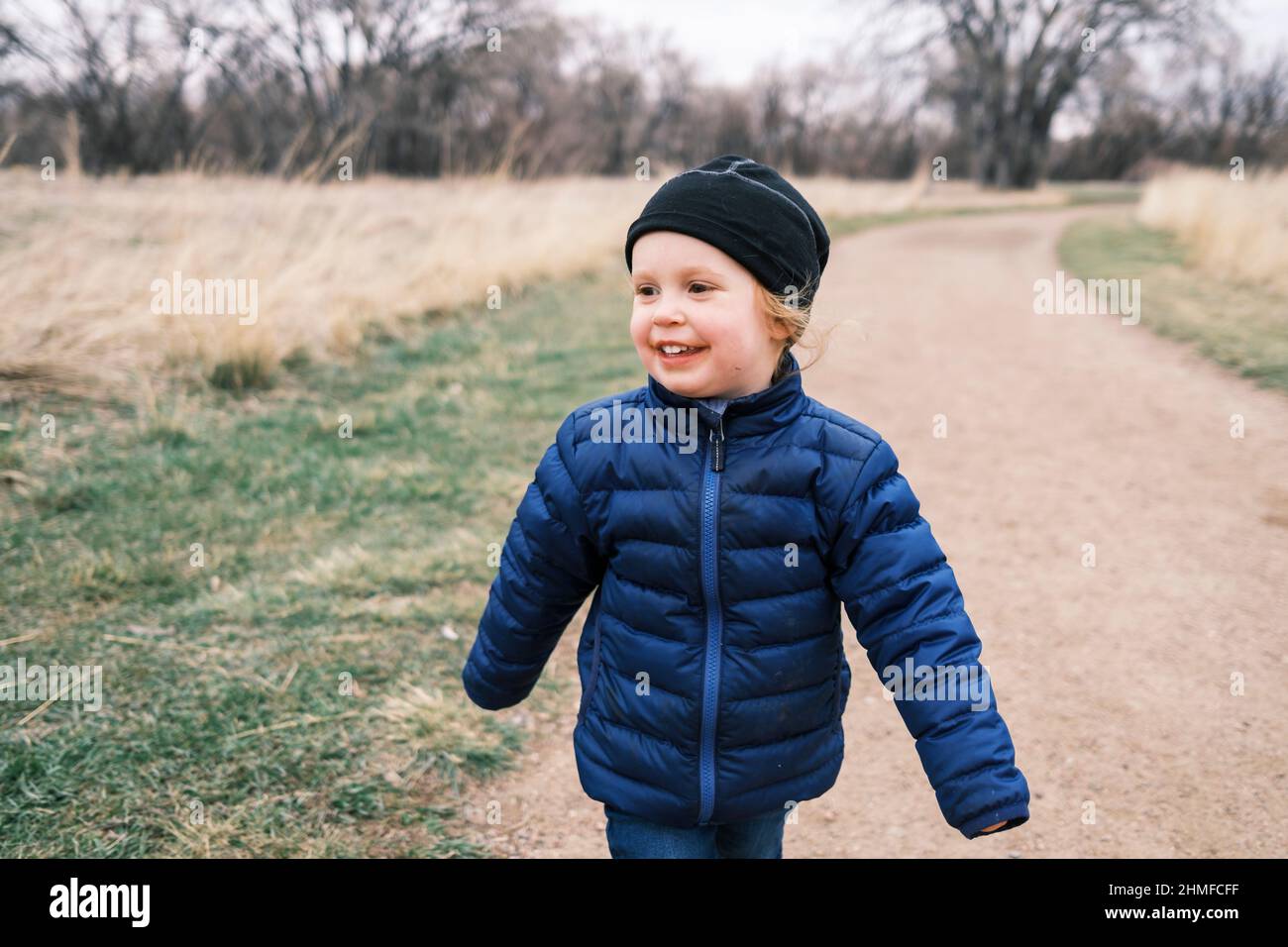 Giovane ragazza felicemente escursioni in un parco Foto Stock