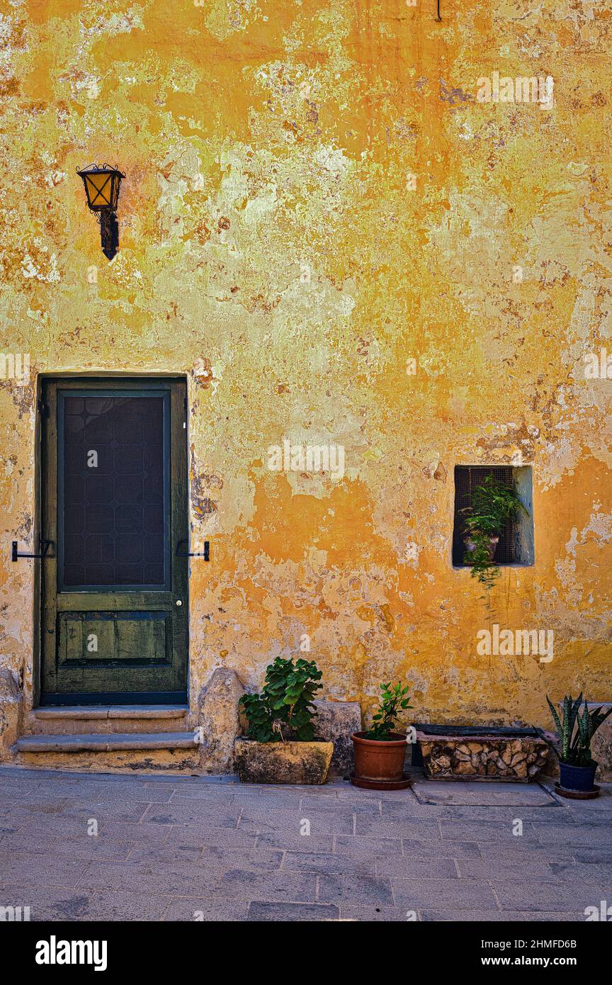 Muro testurizzato su una vecchia casa a Mdina Foto Stock