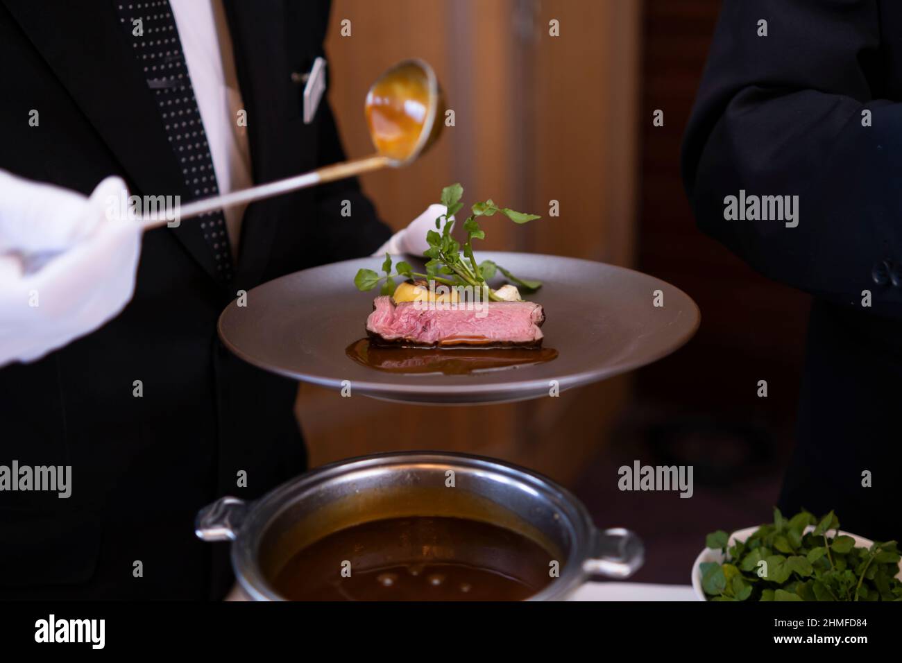 Il momento in cui si mette la salsa sul filetto di manzo Foto Stock
