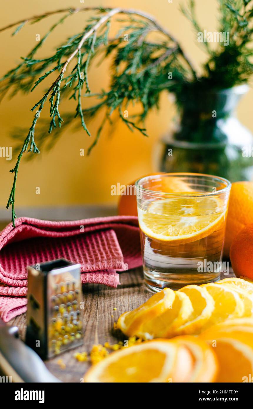 un bicchiere di limonata una grattugia zest e ginepro in un vaso Foto Stock