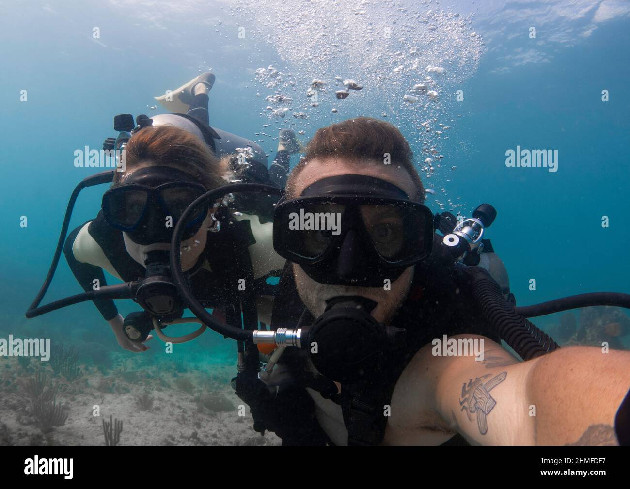 giovane coppia scuba diving e prendere un selfie Foto Stock