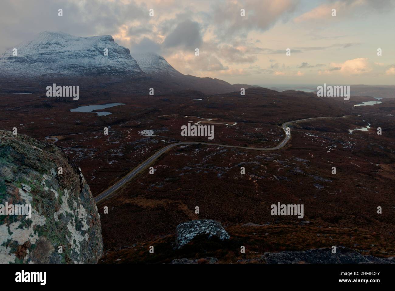 A894 strada che passa Quinag montagna vicino a Kylesku, Nord West Highlands Foto Stock