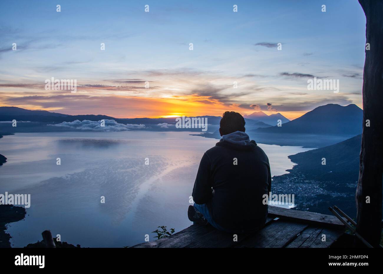 Turista che gode l'alba da la Rostra Maya, Lago Atitlan, Guatemala Foto Stock