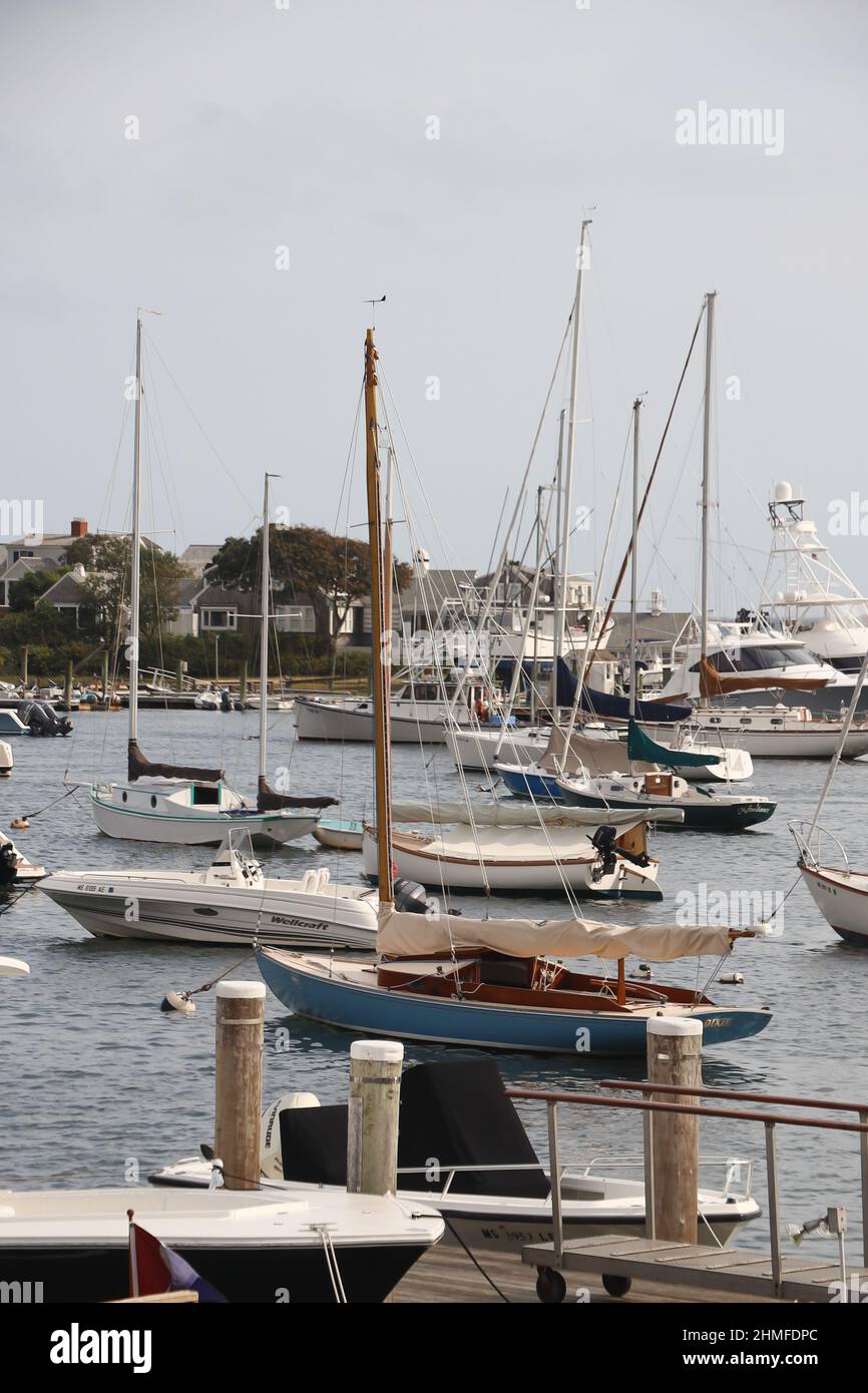 Harwichport ma Ottobre 9 2021 porto pieno di diversi tipi di barche a vela e yacht Foto Stock