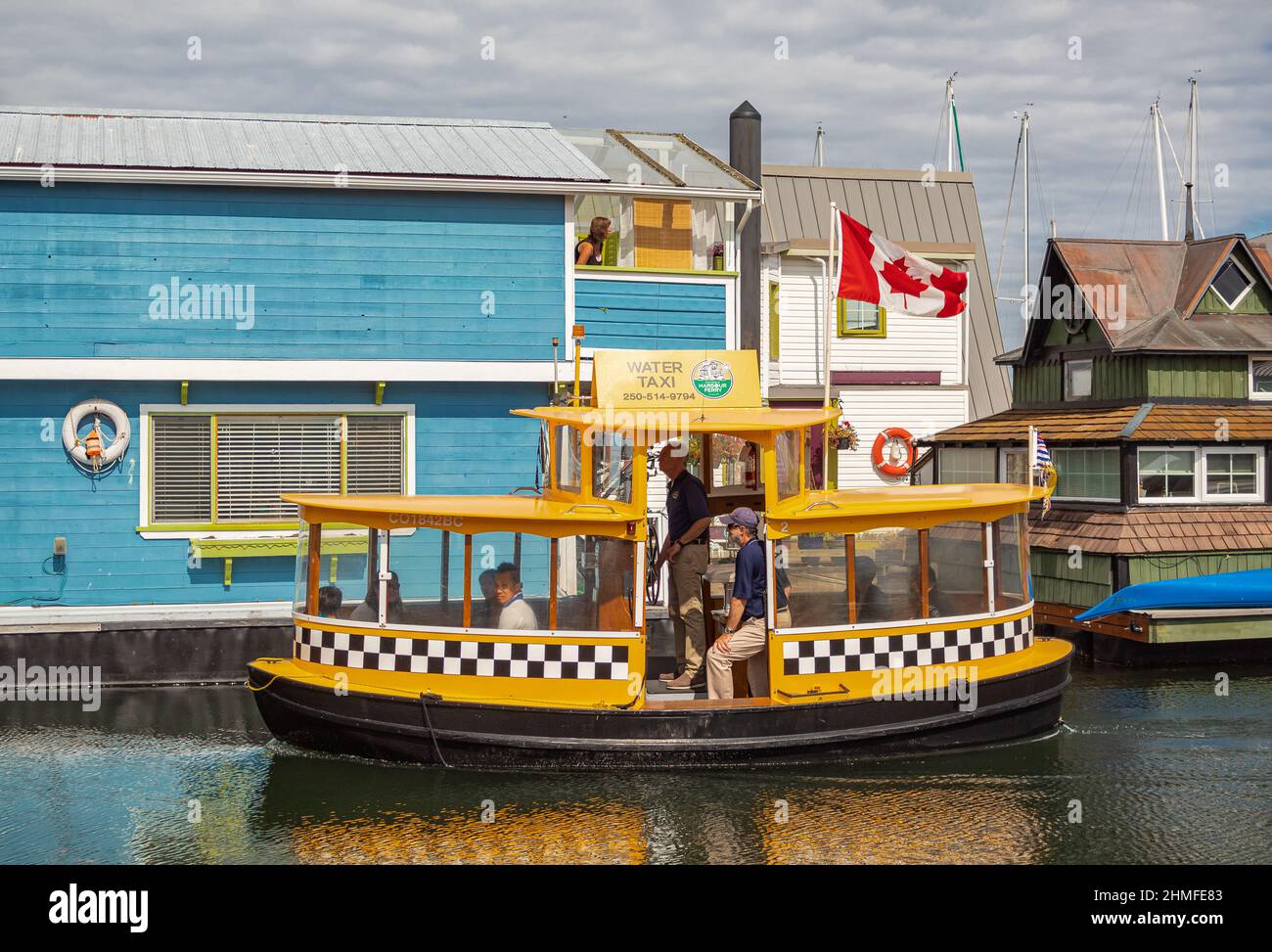 Galleggiante Casa Village Case colorate e taxi d'acqua. Fisherman's Wharf Reflection Inner Harbor, Victoria BC, Canada Pacific Northwest. L'area ha f Foto Stock