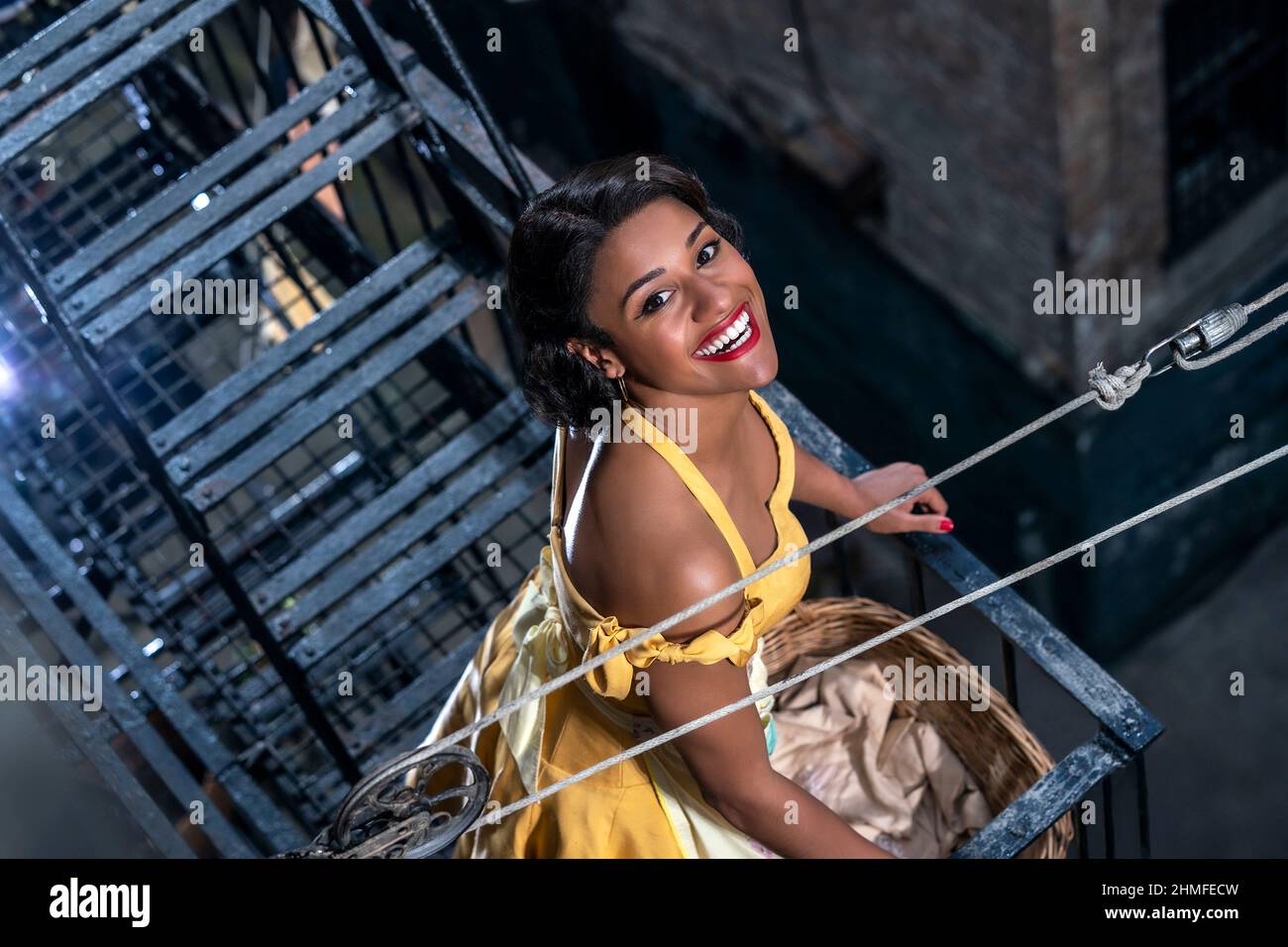 West Side Story (2021) diretto da Steven Spielberg e interpretato da Ariana DeBose come Anita. Un adattamento del musical del 1957, West Side Story esplora l'amore proibito e la rivalità tra i jet e gli squali, due bande di strada adolescenti Foto Stock
