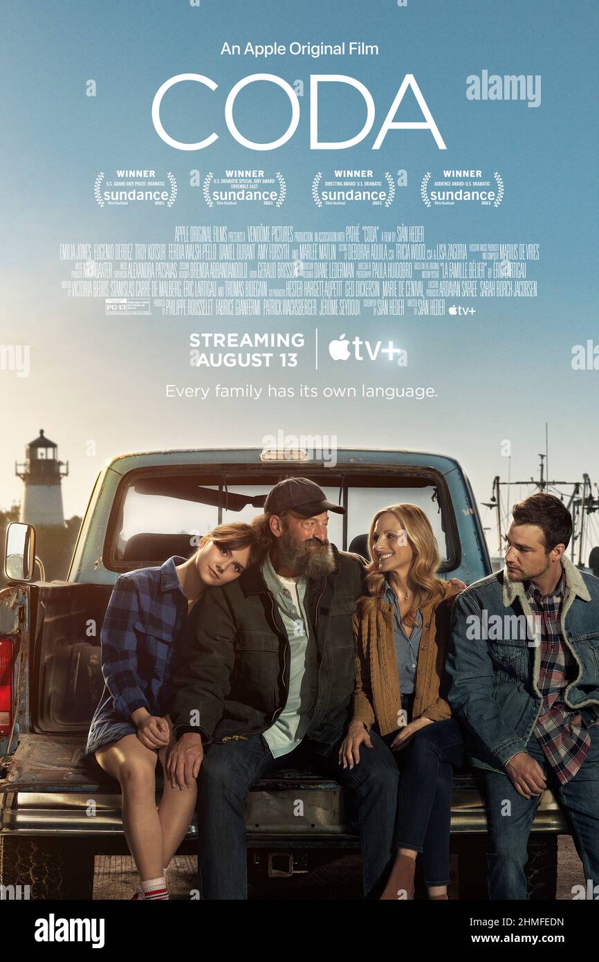 CODA (2021) diretto da Sian Heder e interpretato da Emilia Jones, Marlee Matlin e Troy Kotsur. Ruby è coda (Bambino di adulti non udenti) ed è strappato tra sostenere i suoi genitori o perseguire il suo amore per la musica. Foto Stock