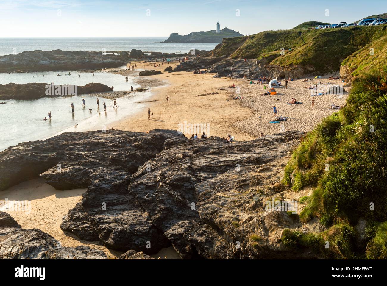 Godrevy, Cornovaglia, Inghilterra-Luglio 22nd 2021: Le famiglie godono il caldo, soleggiato estate pomeriggio sole, mentre giocano sulla baia di sabbia, anche popolare tra i surfisti, wi Foto Stock