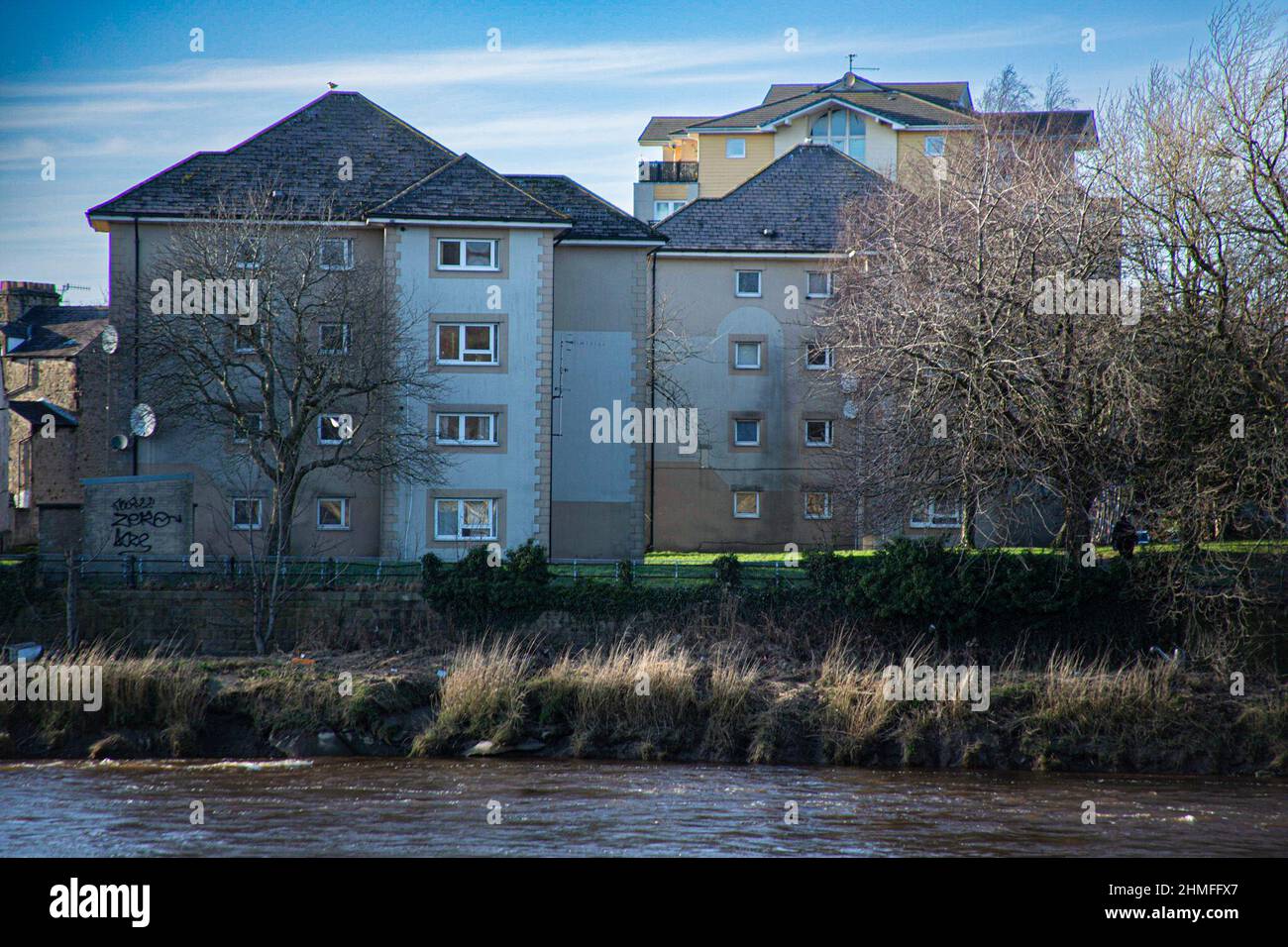 Mainway, Lancaster, Regno Unito. 9th Feb 2022. L'acquisizione del vuoto Skerton High Scool, adiacente alla tenuta Mainway, è considerata un elemento chiave del risviluppo della tenuta 1960. Il gabinetto del comune ha anche approvato la fase accelerata 1 che vedrà la modernizzazione delle case di Lune e Derby Appartamenti Credit: PN News/Alamy Live News Foto Stock