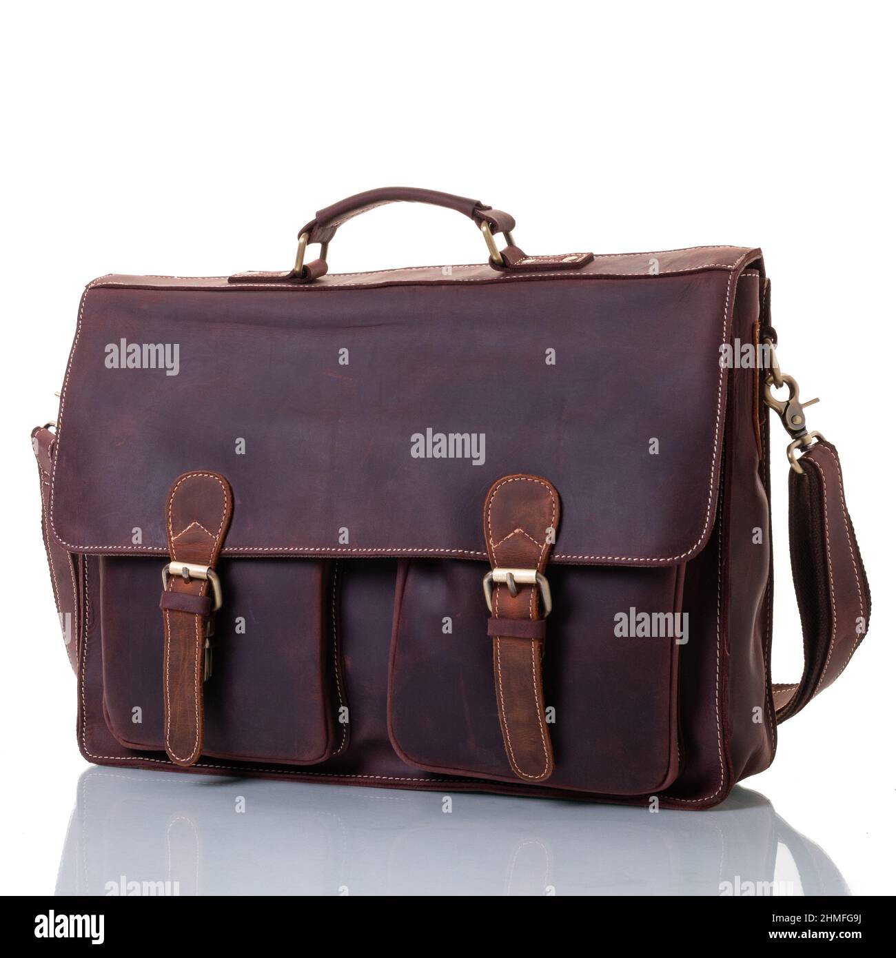 Borsa portadocumenti in pelle marrone con tasche. Una maniglia e una tracolla. Aletta con dispositivi di fissaggio. Raccordi in ottone Foto Stock