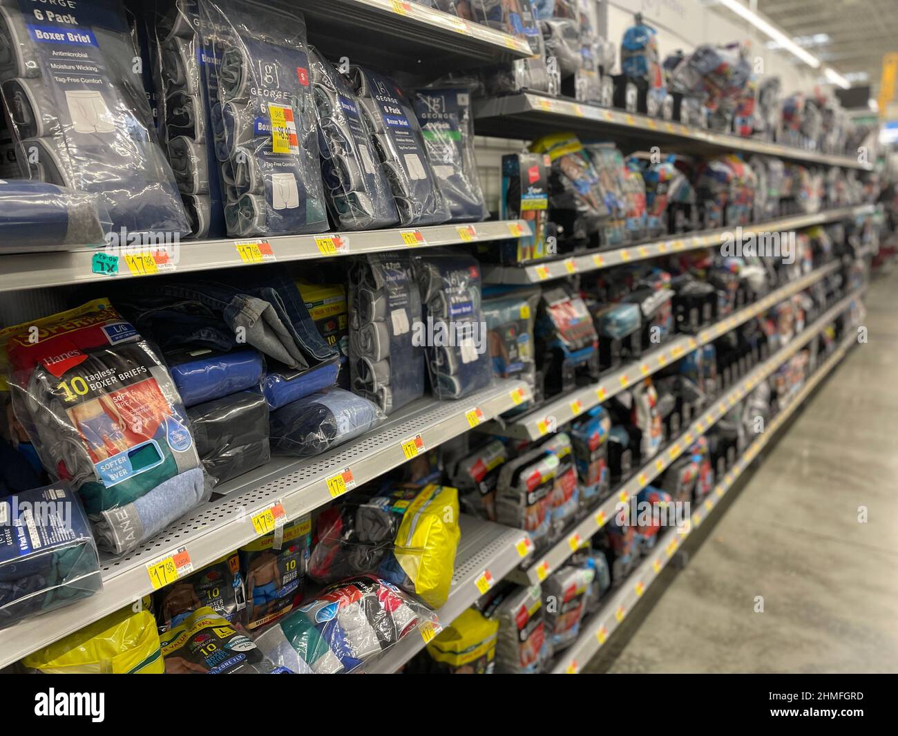 Augusta, GA USA - 01 02 22: Walmart Supercenter Interior Mens Brief Foto Stock
