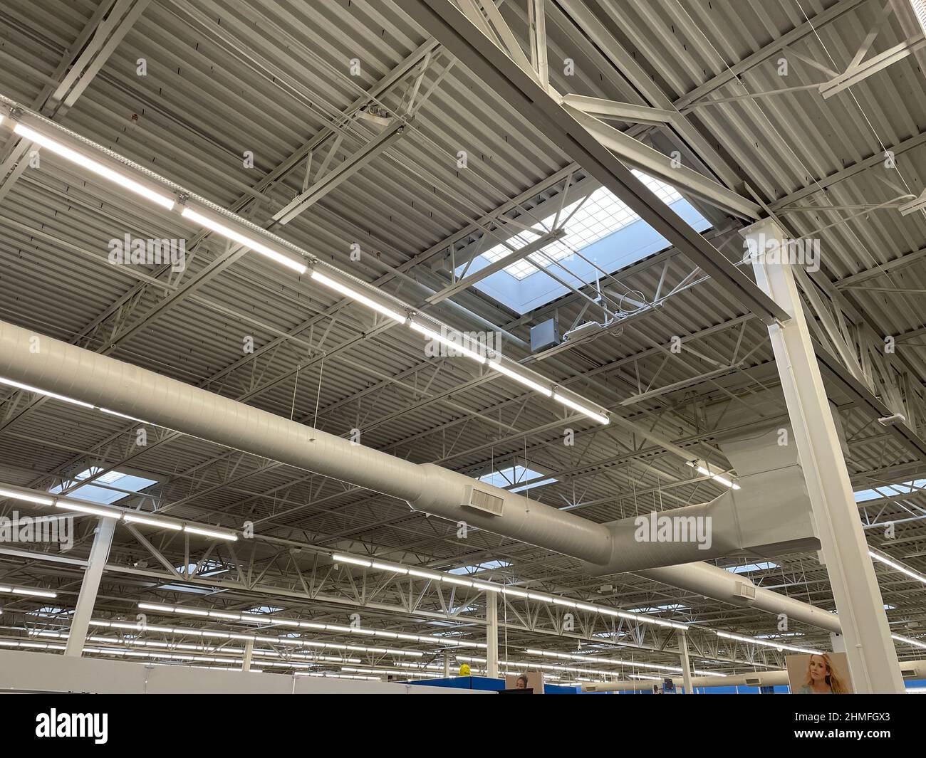 Augusta, GA USA - 01 02 22: Walmart Supercenter Vista interna del soffitto Foto Stock