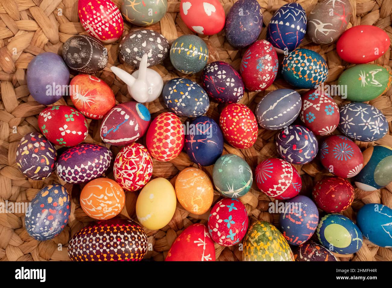 Molte uova di pasqua dipinte a mano colorate in un cesto tessuto secondo la tradizione sorbiana, spazio copia Foto Stock