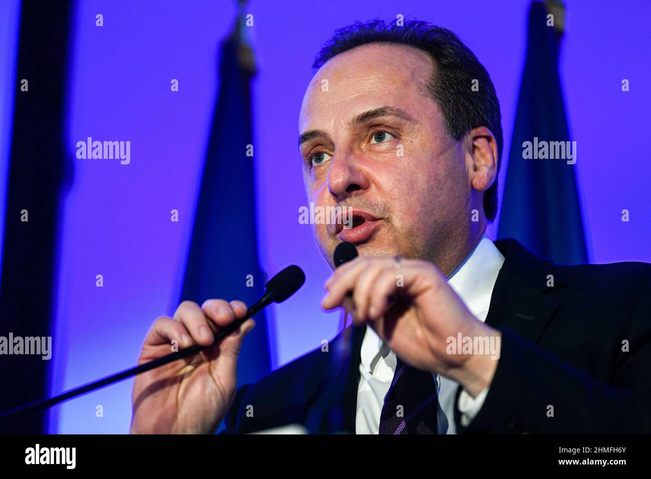 Parigi, Francia. 09th Feb 2021. Membro francese del parlamento e Presidente dell'Unione centristica dei Democratici e dei deputati indipendenti (UDI) Jean-Christophe Lagarde ha tenuto un discorso durante la riunione dei comitati di sostegno del partito Les Republicains (LR), alla Maison de la Chimie, a Parigi, il 9 febbraio 2022. Foto di Victor Joly/ABACAPRESS.COM Credit: Victor Joly/Alamy Live News Foto Stock