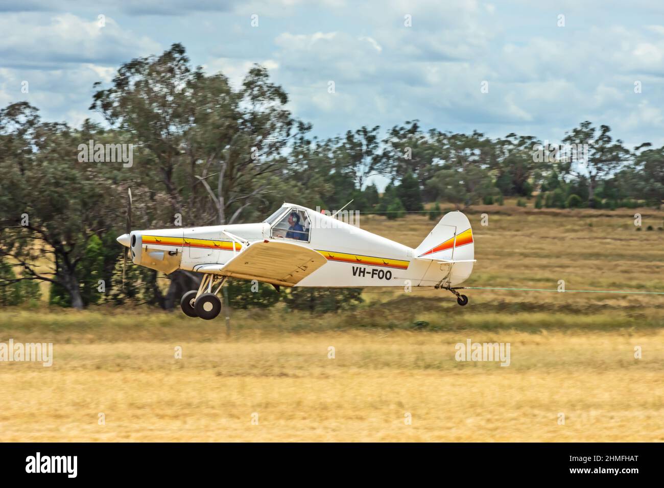 Piper modello PA-25-235/A1 Pawnee Glider Tow aereo che decollo al Lago Keepit Soaring Club Gunnedah Australia. Foto Stock