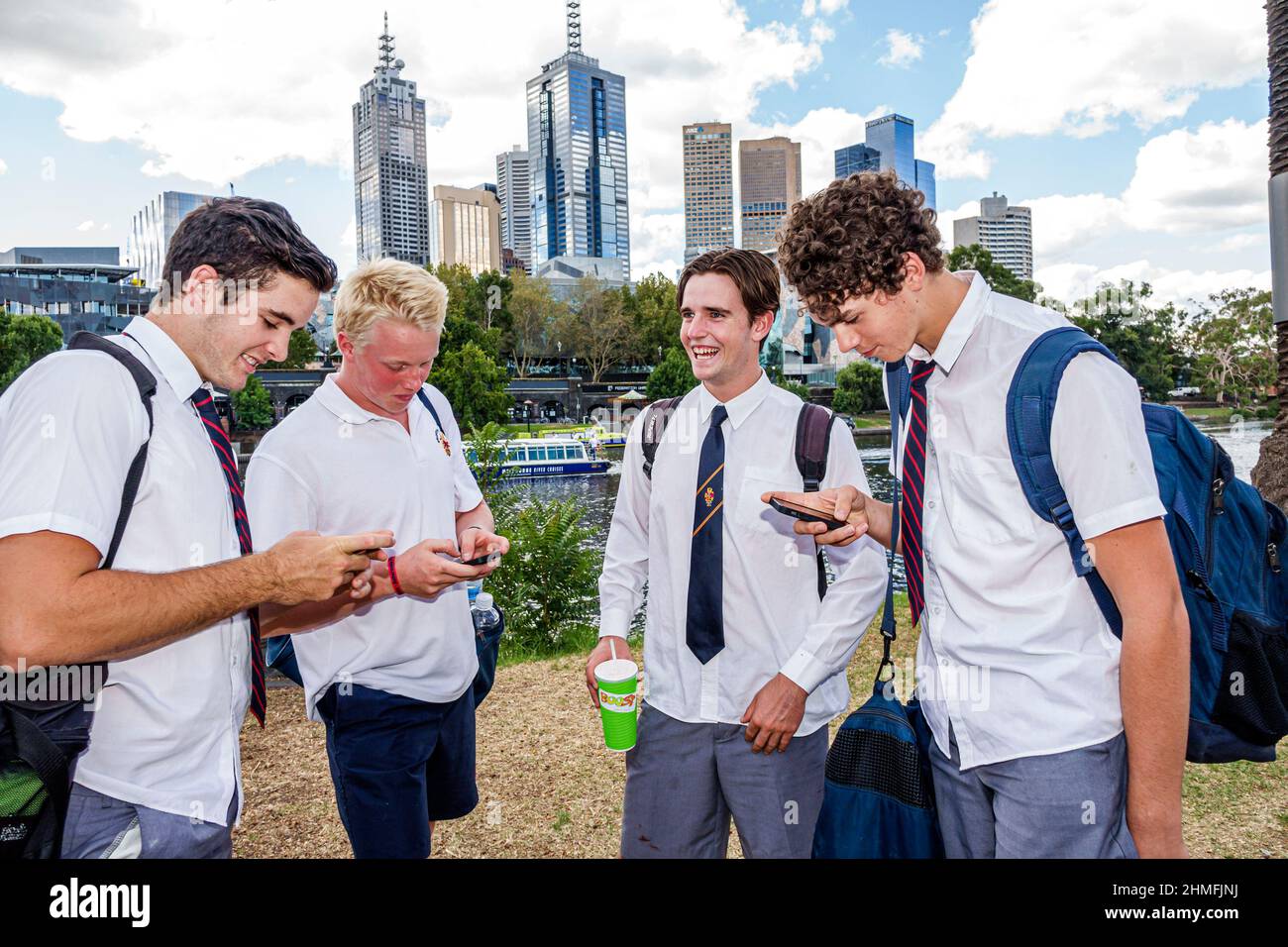 Melbourne Australia, Yarra River, skyline della città grattacieli, Capital City Trail, studenti amici compagni di classe che indossano uniforme scuola ragazzi parlare Foto Stock