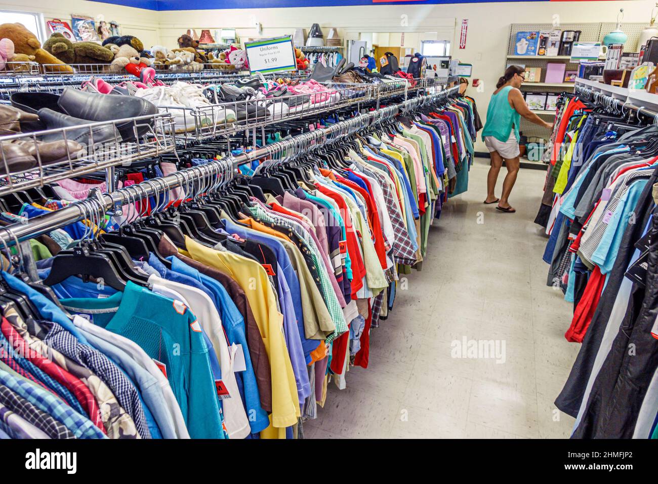 Florida Ellenton,Goodwill Industries,nonprofit negozio di scarpe  rack,vendita esposizione abbigliamento usato donna shopping negozio di  acquirenti all'interno corridoio interno Foto stock - Alamy
