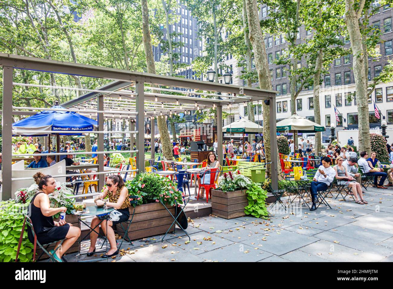 New York City,NY NYC Manhattan,Midtown,Bryant Park,Southwest Porch,ristorante caffetteria all'aperto tavoli all'aperto mangiare alberi persone Foto Stock