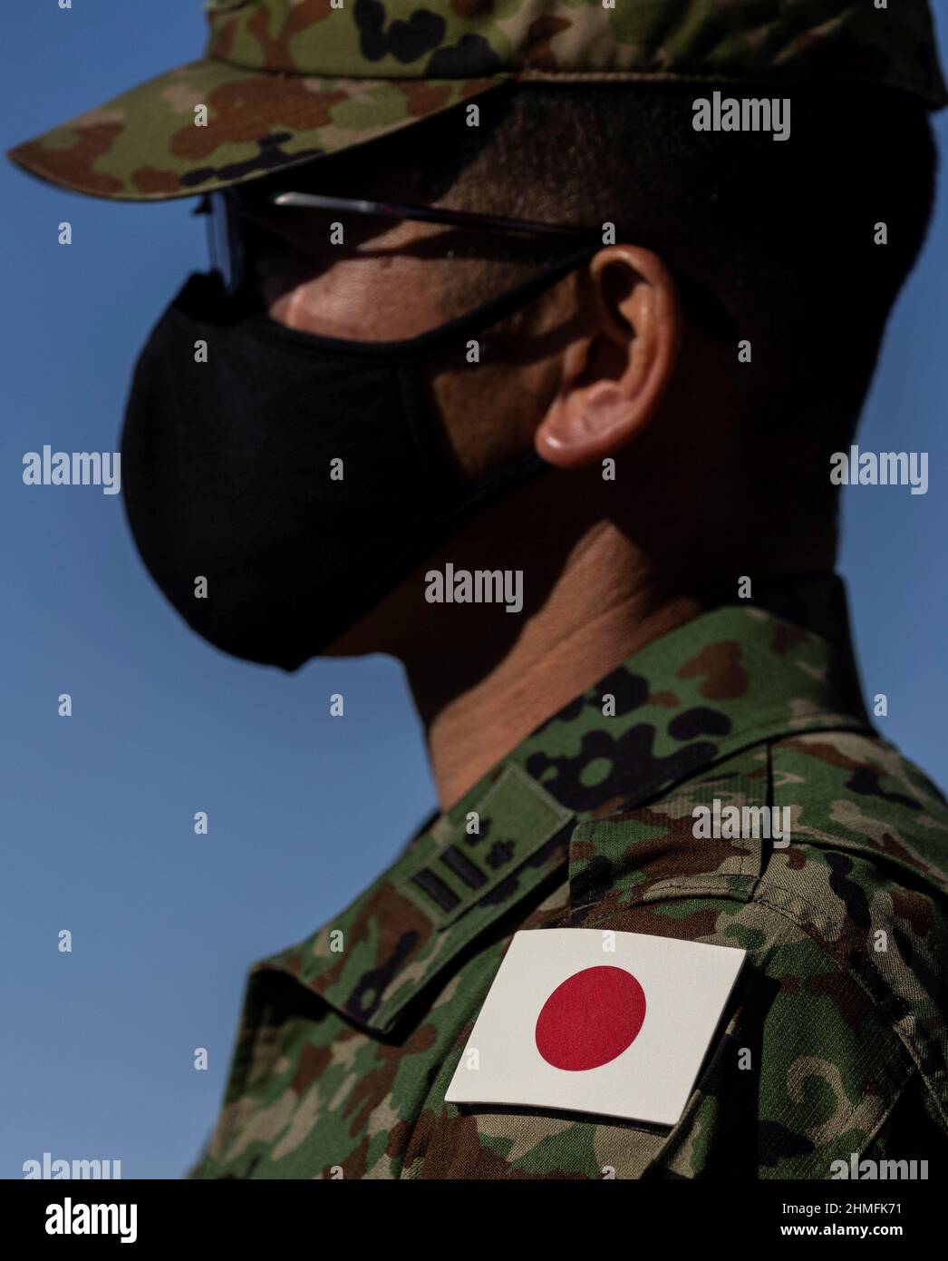 Un membro degli orologi militari giapponesi Iron Fist 22 esercizio di  formazione condotta da soldati statunitensi Marines e giapponese Ground  Self-Defense Force (JGSDF) presso la base Marina statunitense campo  Pendleton in Oceanside,