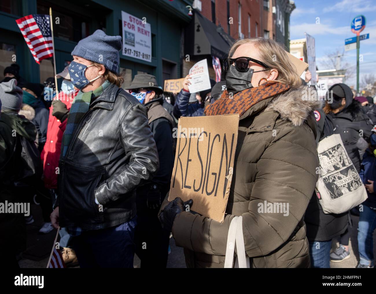 BROOKLYN, N.Y. – 9 gennaio 2021: I manifestanti anti anti-Trump sono visti fuori dall'ufficio di Rep. Nicole Malliotakis (R-NY) a Bay Ridge. Foto Stock