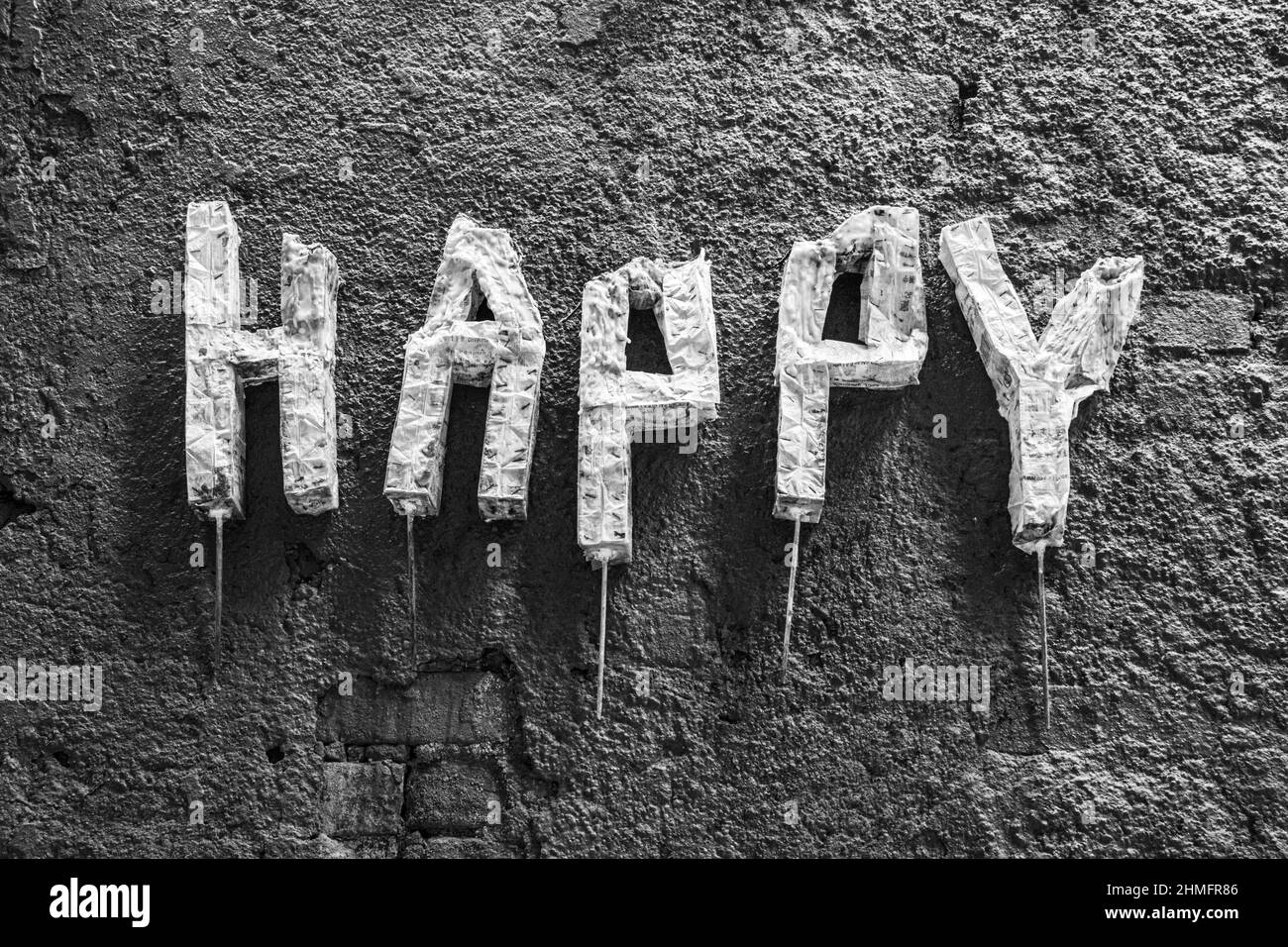 Un'installazione di carta d'arte su un muro in una strada a Hong Kong incanta felice Foto Stock