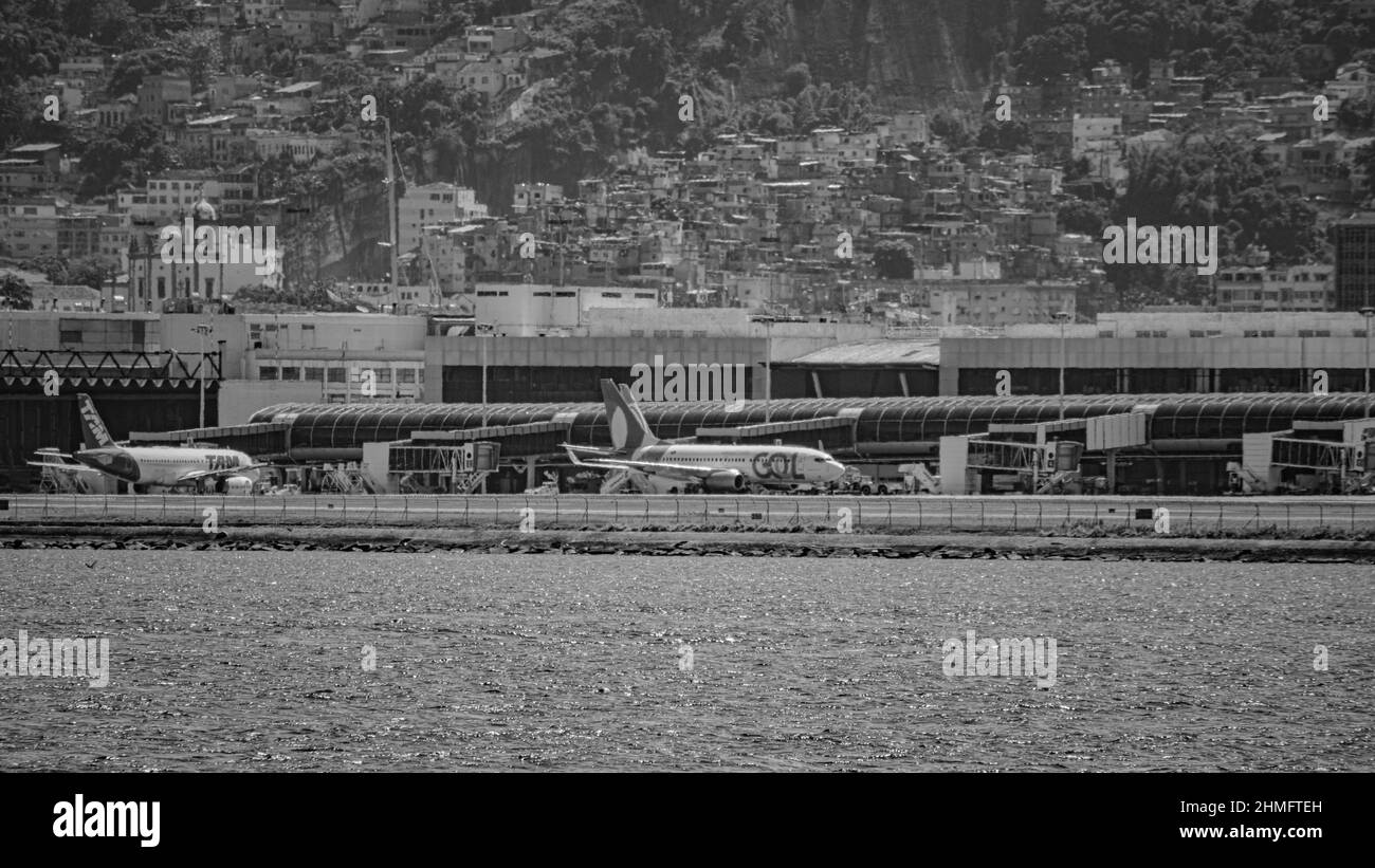 Rio de Janeiro, Brasile - CIRCA 2020: Avião comercial brasileiro taxiando na pista do aeroporto nacional Santos Dumont Foto Stock