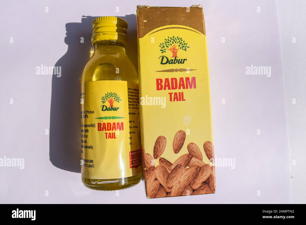 Confezione di bottiglie in olio di mandorle puro Dabur o Badam in confezione gialla isolata su sfondo bianco. Marchio indiano Badam olio Foto Stock